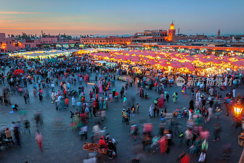 晚上Djemaa El Fna广场与库图比亚清真寺，马拉喀什，摩洛哥